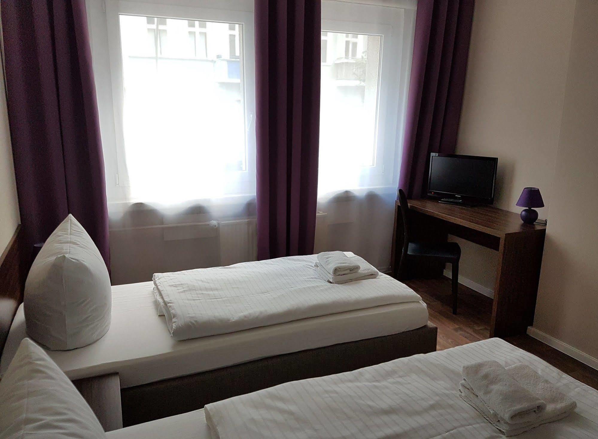 ברלין Hotel Pension Eberty מראה חיצוני תמונה