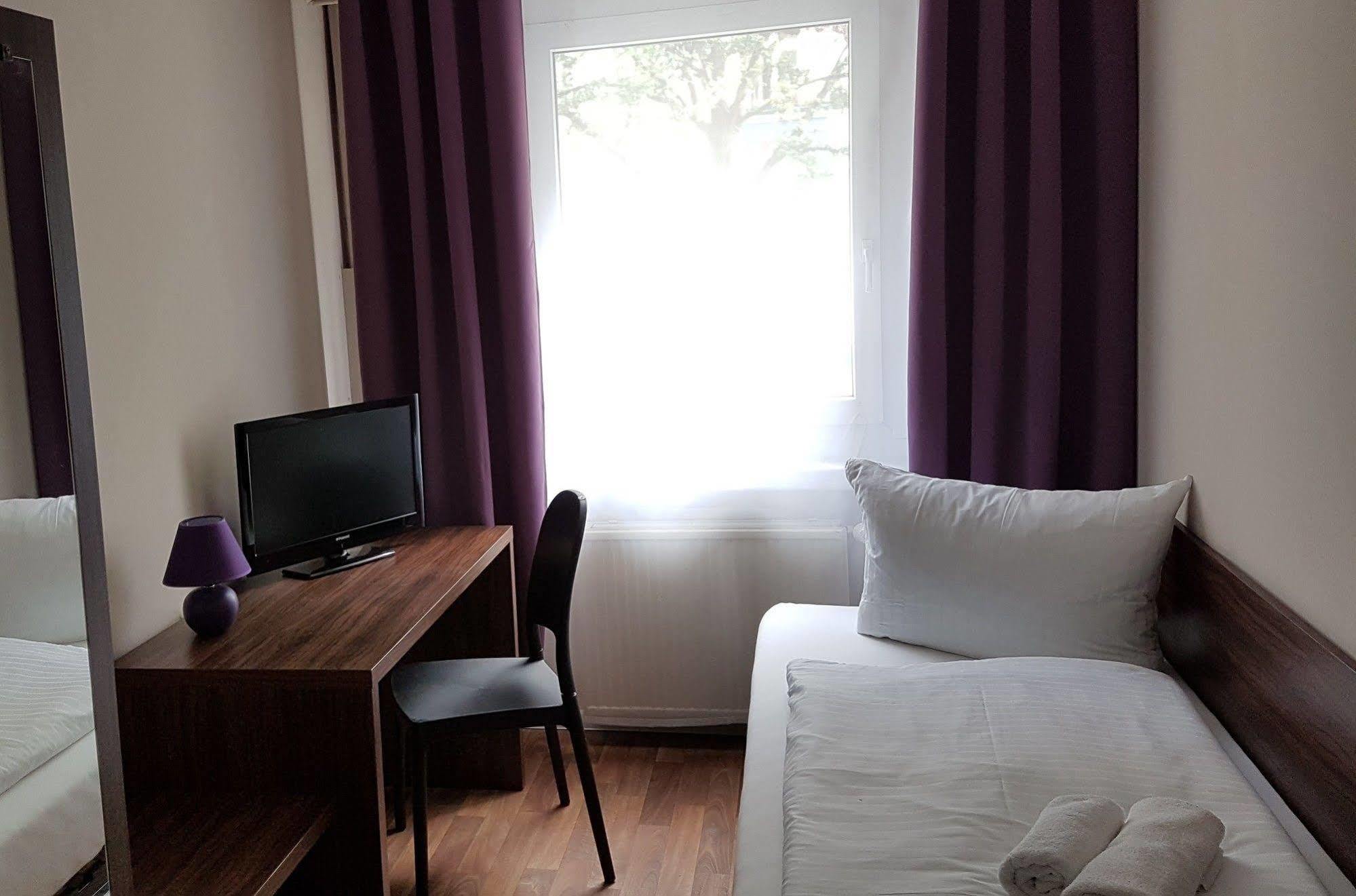 ברלין Hotel Pension Eberty מראה חיצוני תמונה