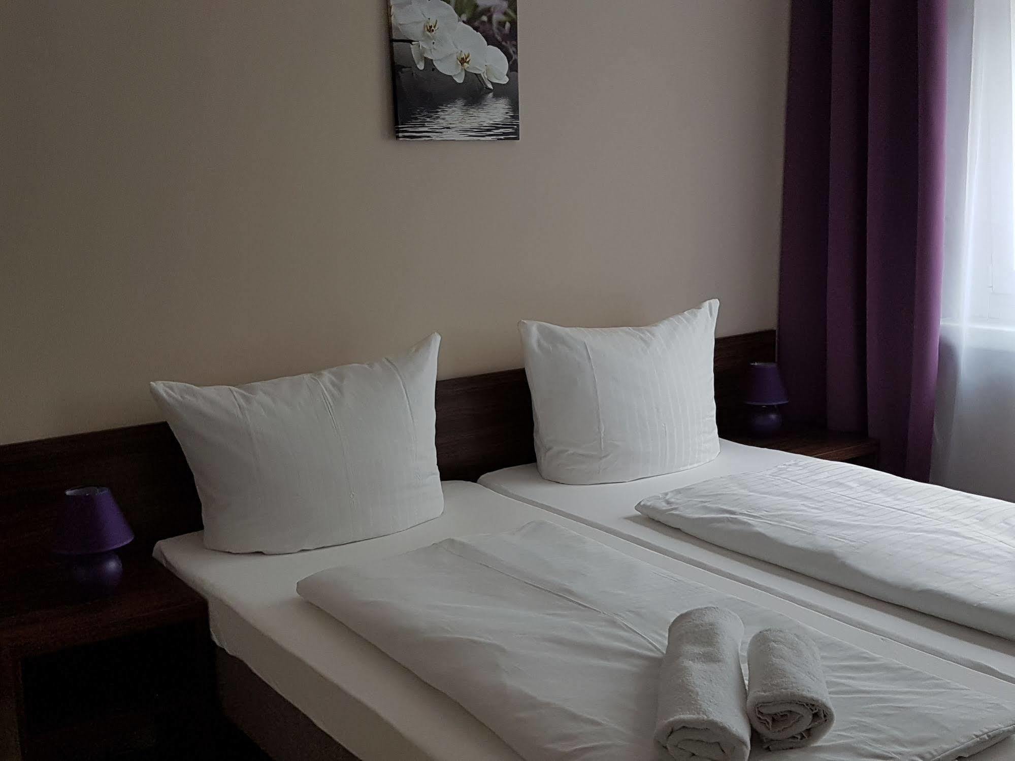 ברלין Hotel Pension Eberty מראה חיצוני תמונה
