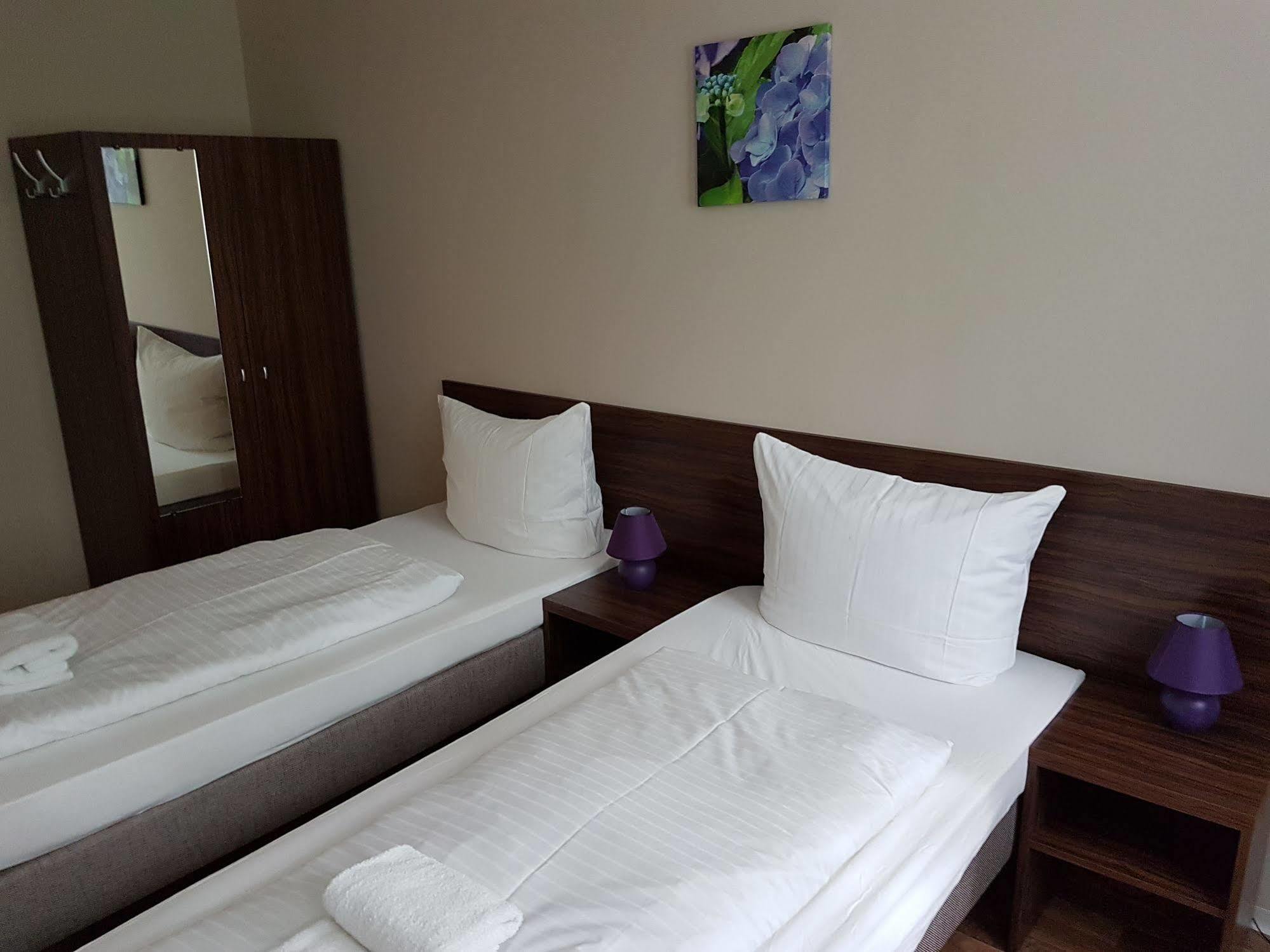 ברלין Hotel Pension Eberty מראה חיצוני תמונה