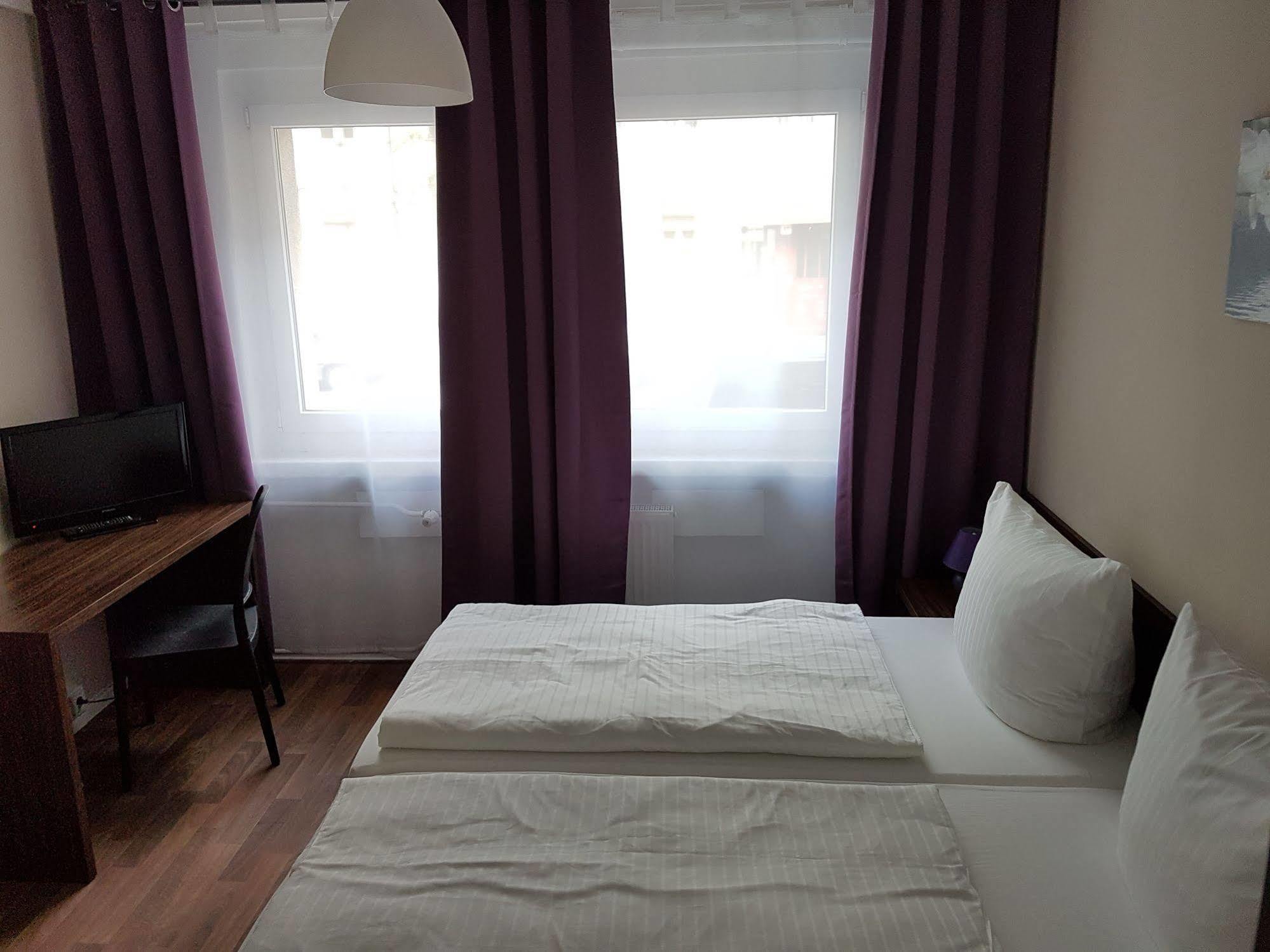 ברלין Hotel Pension Eberty מראה חיצוני תמונה