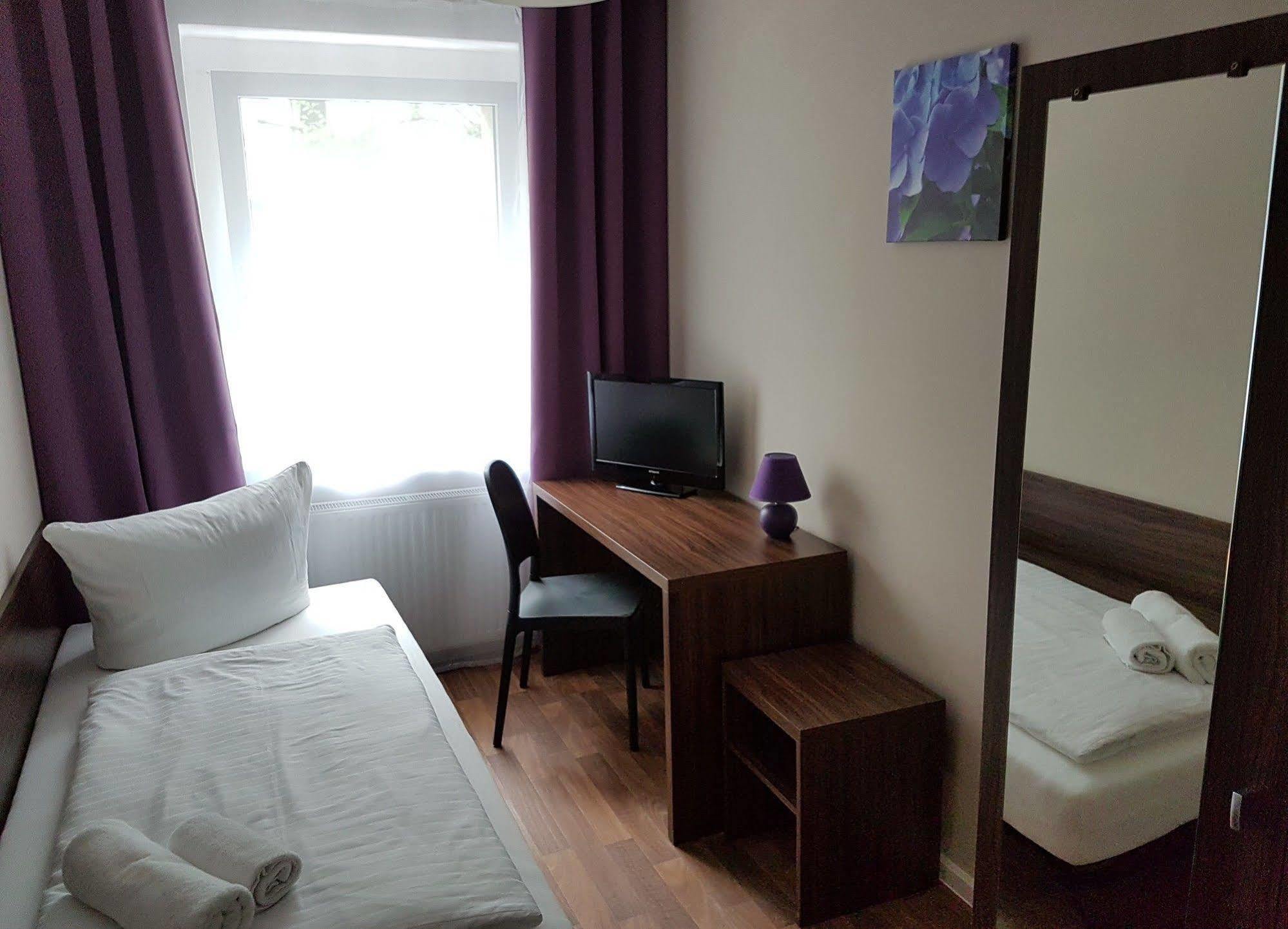 ברלין Hotel Pension Eberty מראה חיצוני תמונה