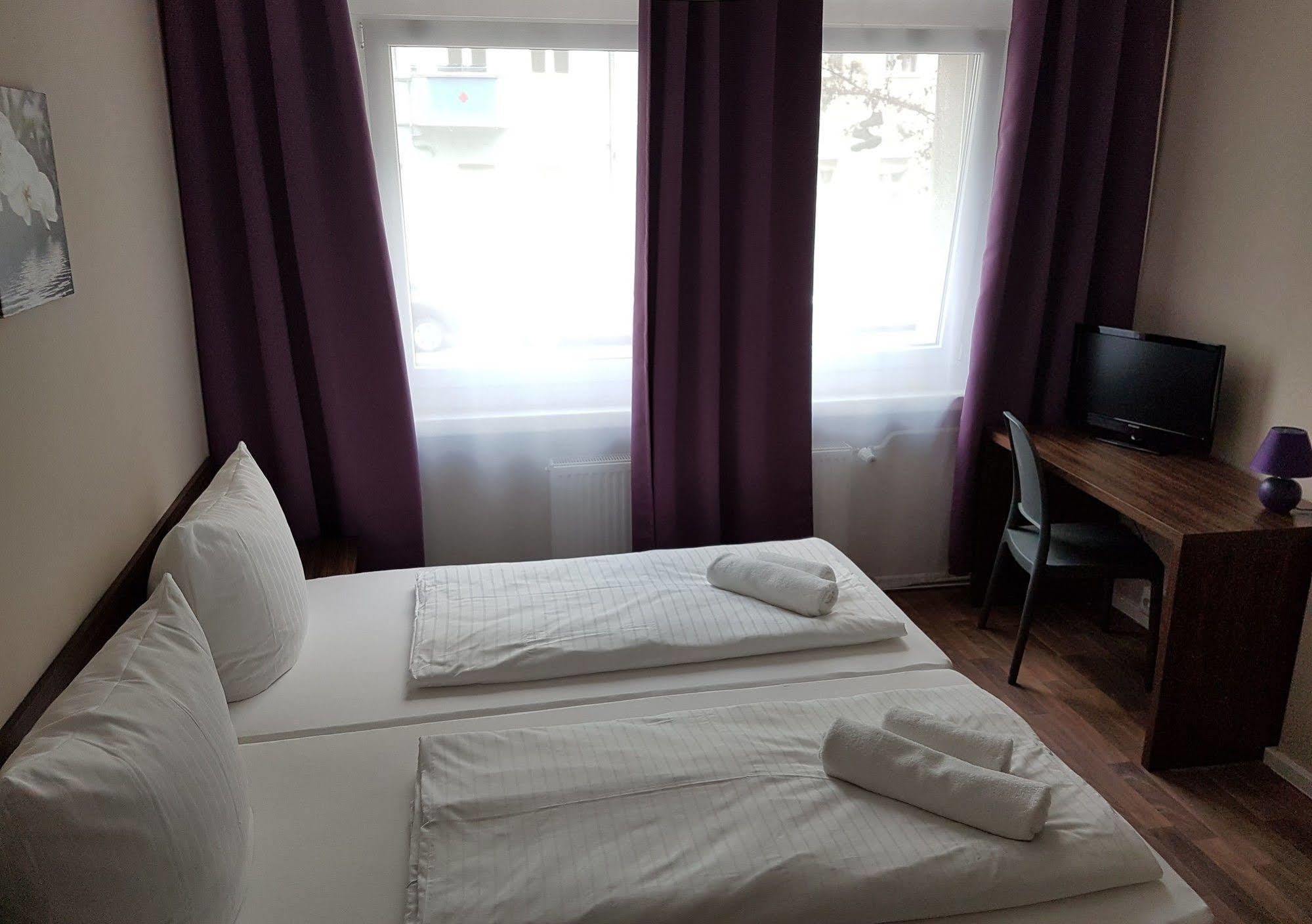 ברלין Hotel Pension Eberty מראה חיצוני תמונה