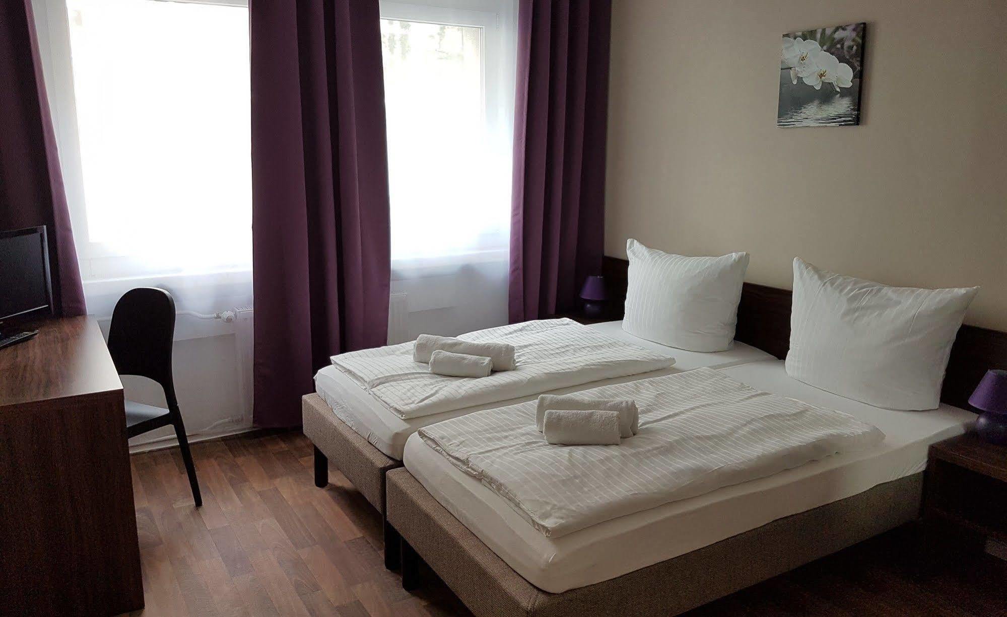 ברלין Hotel Pension Eberty מראה חיצוני תמונה
